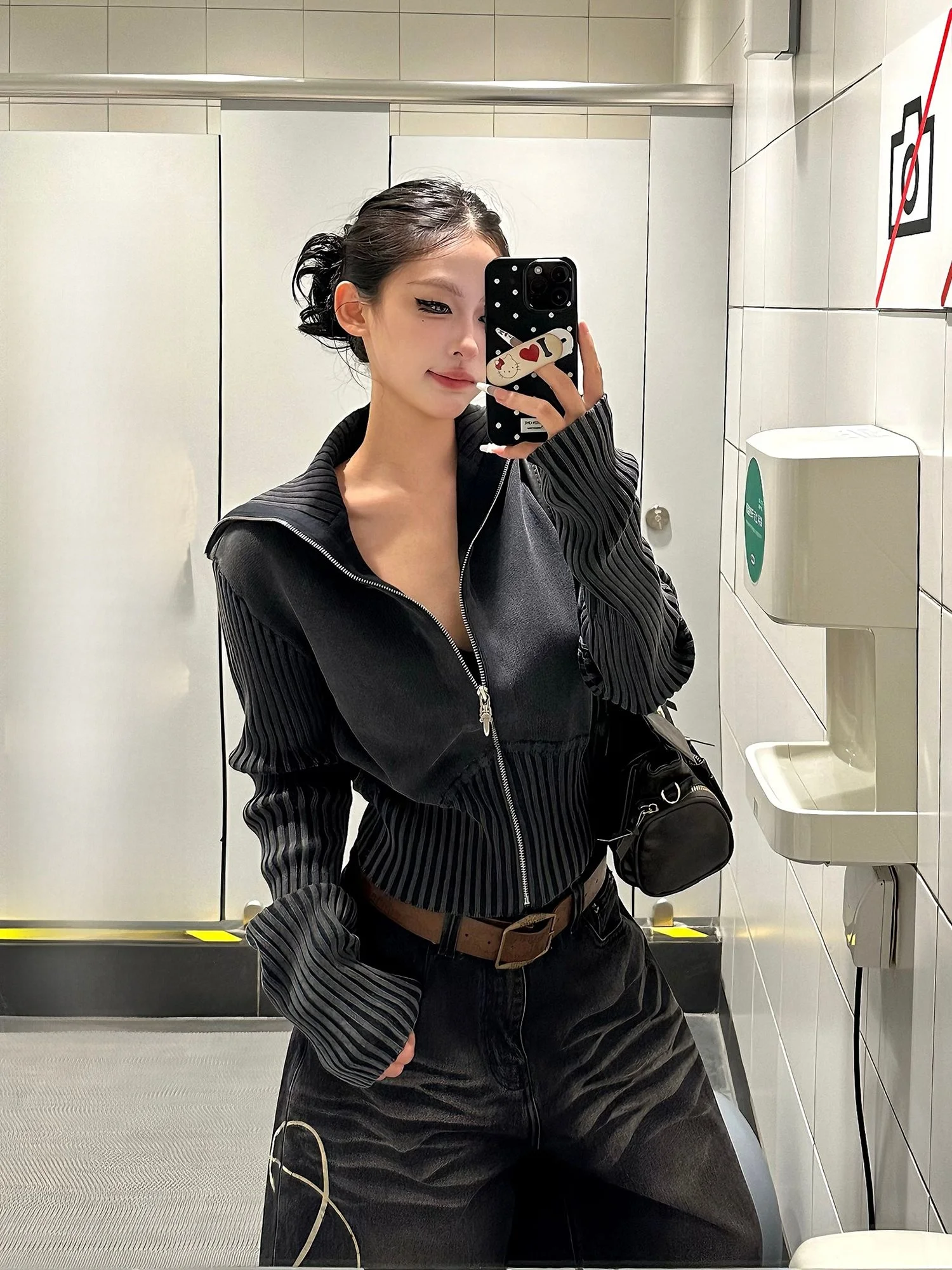 เสื้อคาร์ดิแกนไหมพรมคอสูงสไตล์อเมริกันย้อนยุคสำหรับผู้หญิง ใส่ได้ทุกโอกาส ให้ความรู้สึกหรูหราและเพรียวบาง เหมาะกับฤดูใบไม้ร่วง