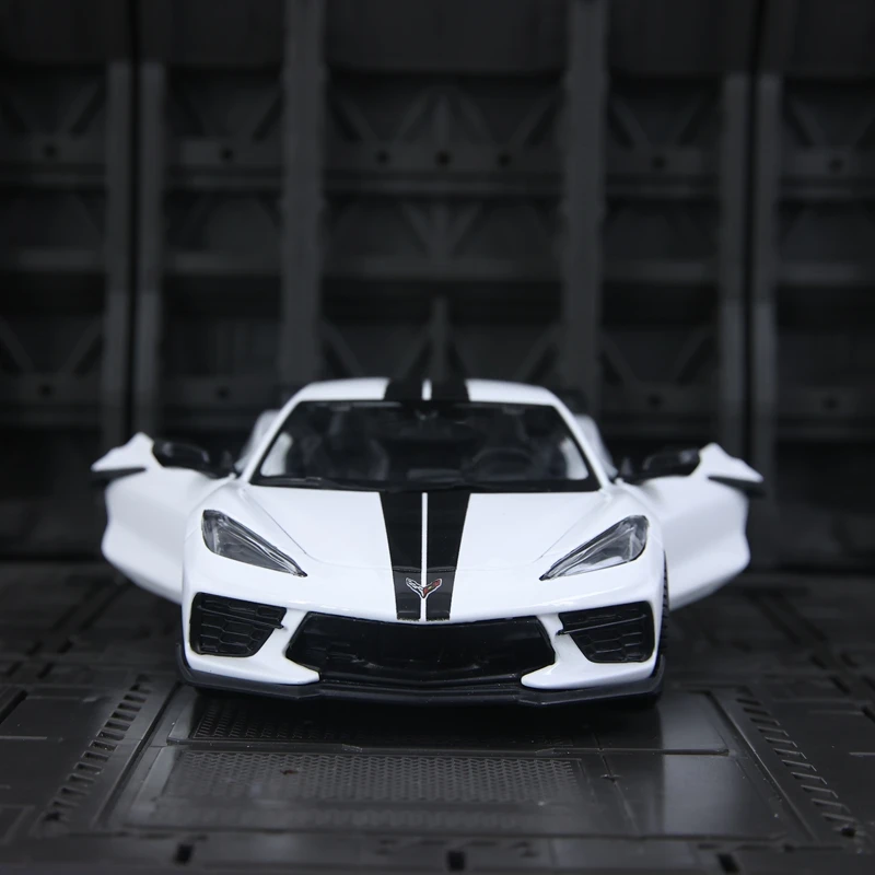 

Maisto 1:24 имитация Chevrolet Corvette Stingray Coupe 2020, модель суперкара из сплава, украшение автомобиля, двери можно открыть
