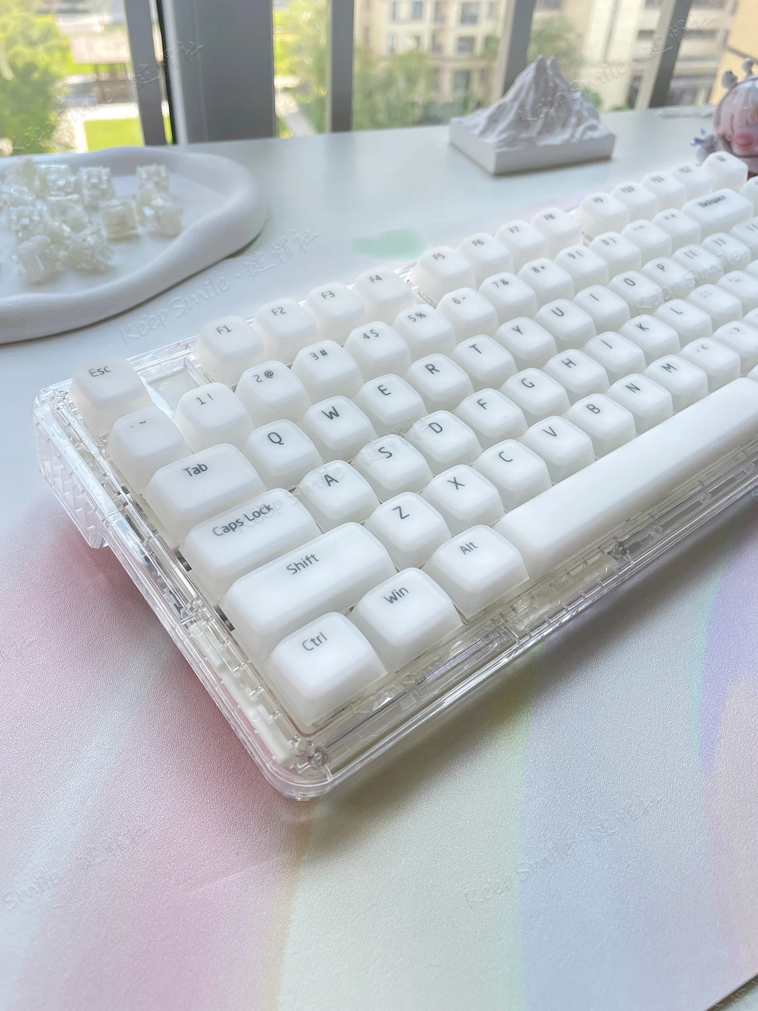 Silicone keycaps are engraved with light-transmitting jelly pudding, skin-friendly and silent, original highly foggy keycaps.