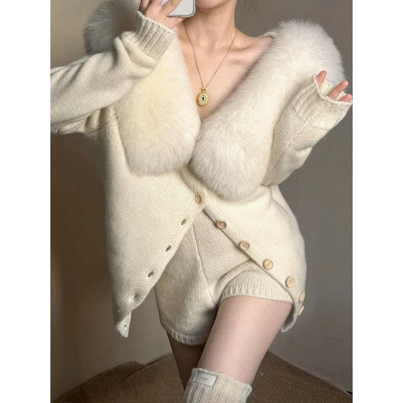 Delikatny wiatr, temperament, futrzany kołnierz, odkryte ramiona, kardigan z długim rękawem, zestaw damski: kurtka i szorty z wysokim stanem.