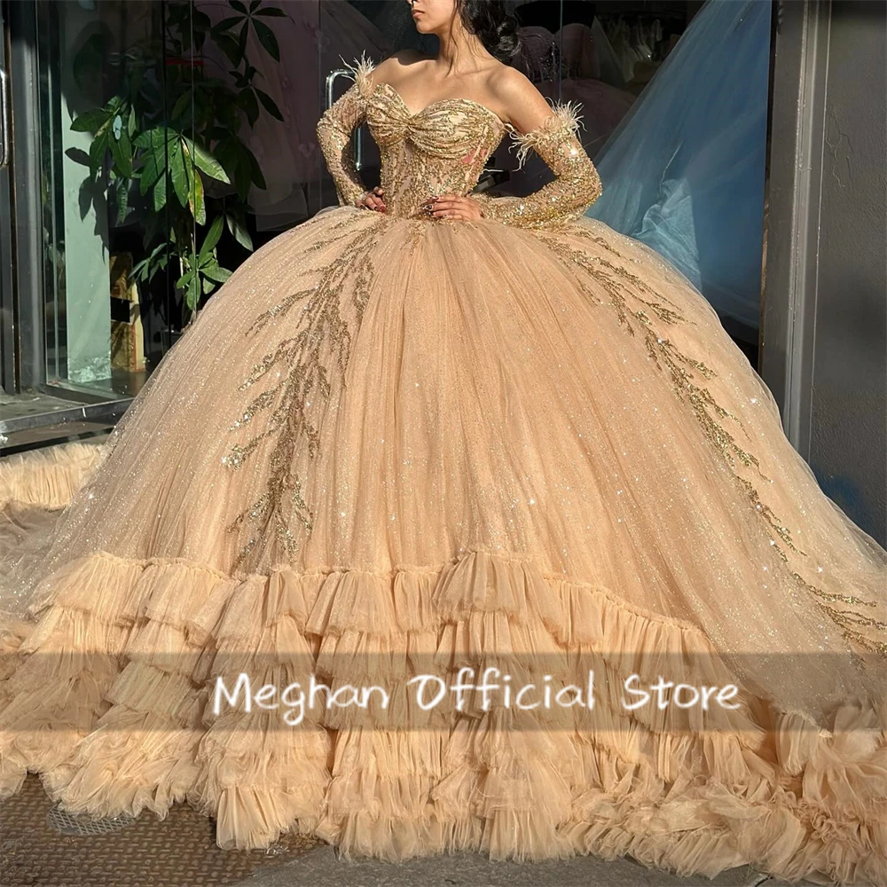 Vestidos de quinceañera con lentejuelas y escote en forma de corazón color champán, apliques de cuentas, vestido de lujo para cumpleaños de 2025, vestido con volantes escalonados de plumas personalizado