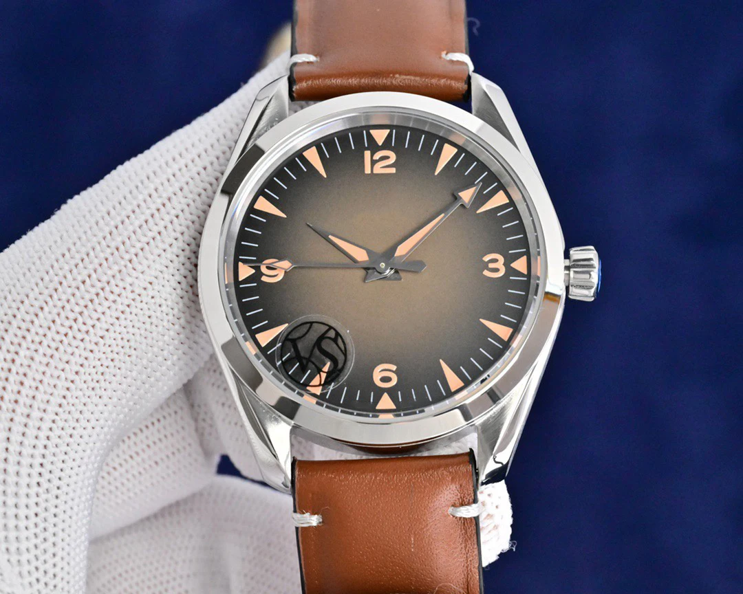 

Customized watch, 38mm, sapphire glass mirror, custom integrated movement, leather strap