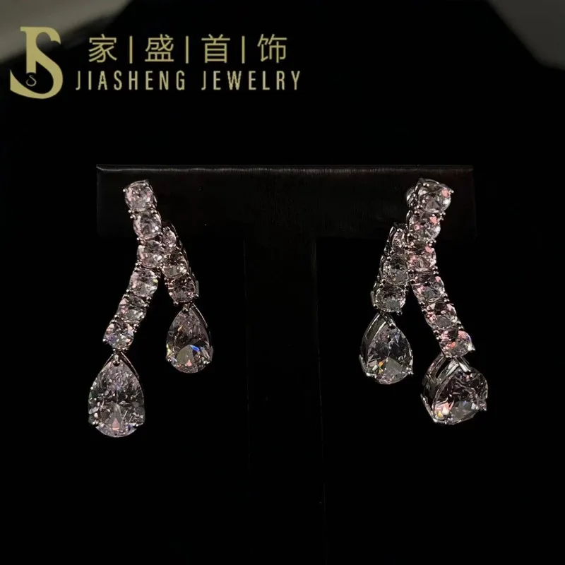 

Дизайнерские серьги-гвоздики для тяжелой промышленности, элегантные темпераментные универсальные серьги-гвоздики, легкие роскошные нишевые серьги с блестящим цирконом 3A