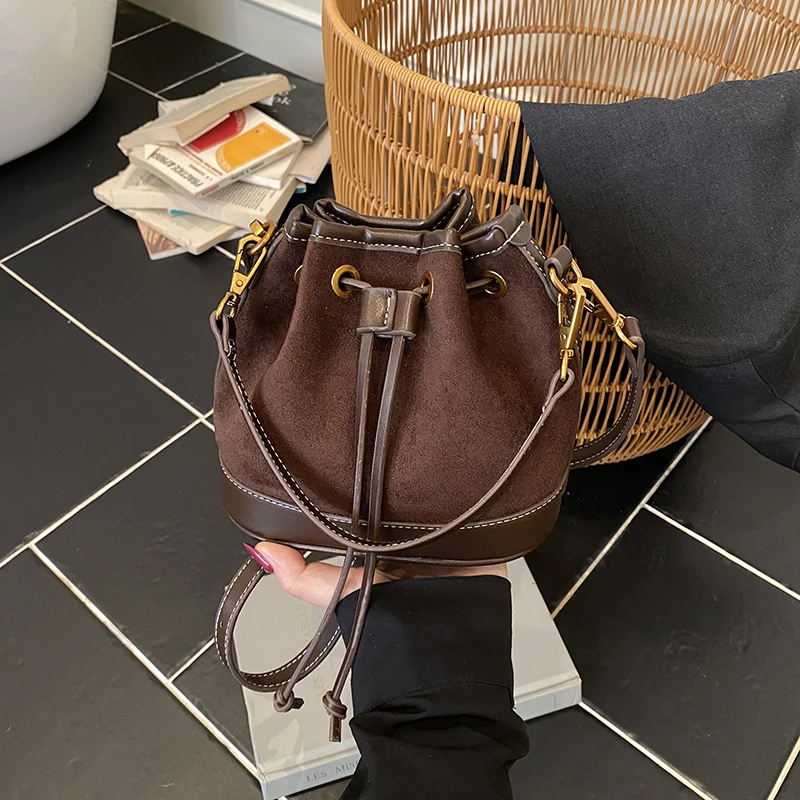 فو الجلد المدبوغ سلسلة بلون حقائب كتف نسائية حقائب الموضة 2026 الخريف/الشتاء جديد الخياطة الموضوع الشباب حقائب كروسبودي