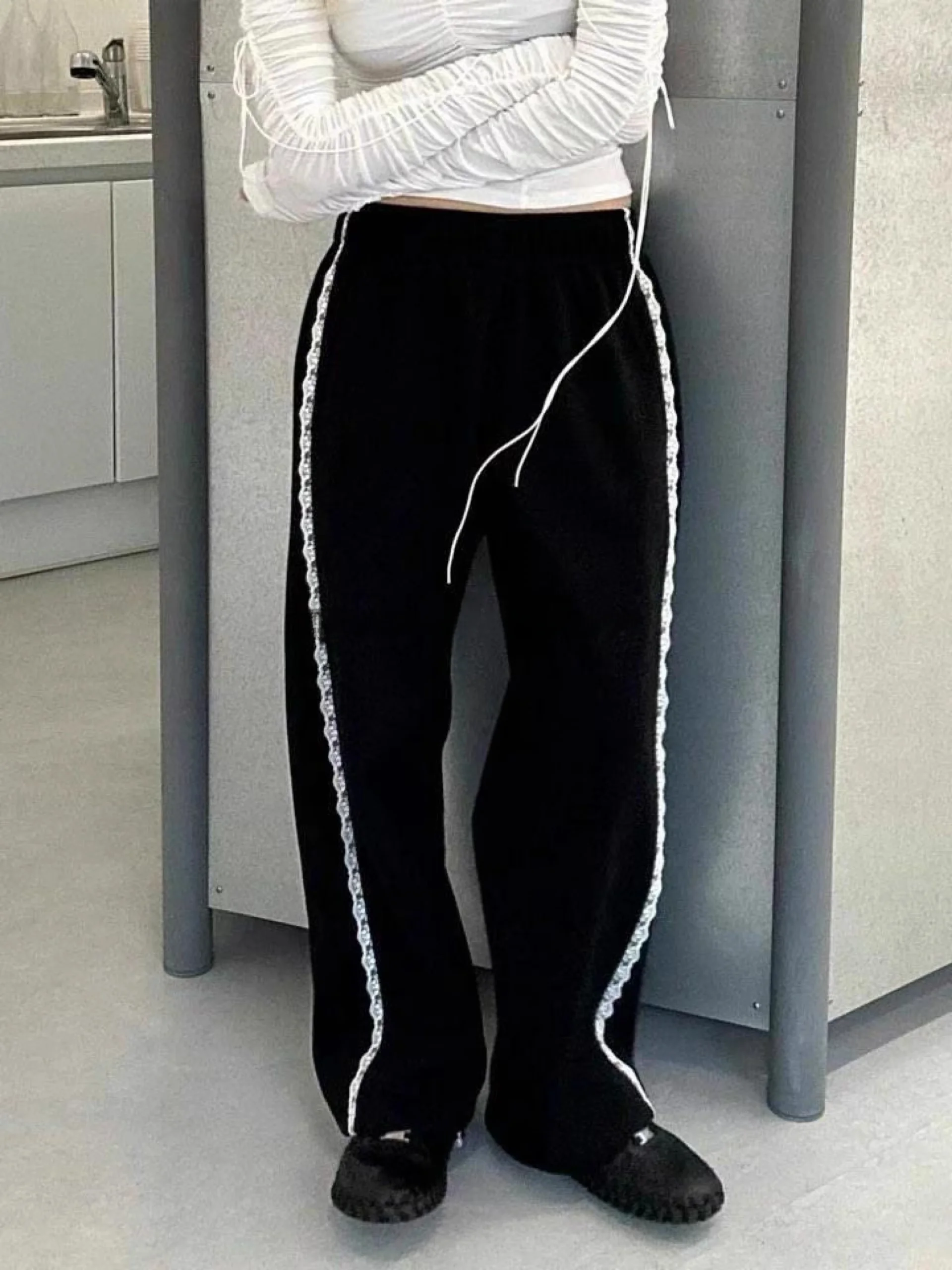 

Эксклюзивный дизайн, брюки прямого кроя с кружевной отделкой по бокам, эластичным поясом и высокой талией, повседневные, для офиса, женские, модные