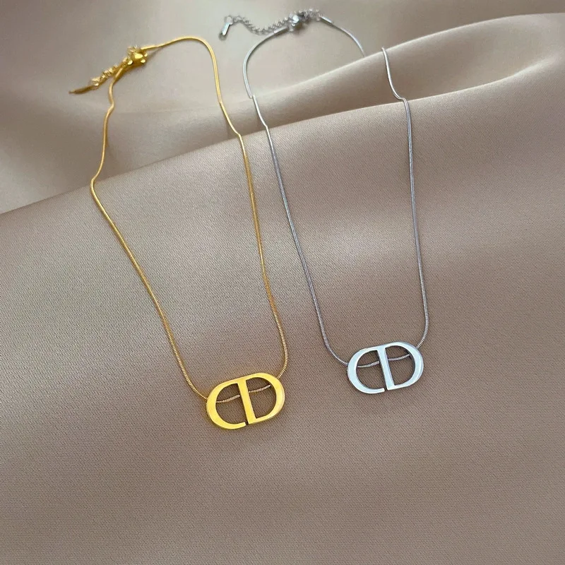 

Titanium steel simple and individual CD letter necklace, elegant and versatile for women, classic pig nose
