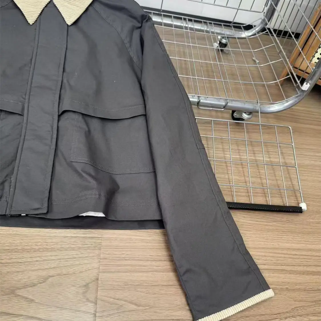 Jaqueta de Couro Wax com Detalhe de Zíper e Gola Blo, Nova Coleção de Outono WMXZ, Casual e Versátil para Mulheres