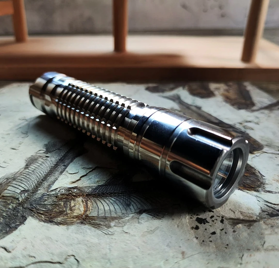 lampe-de-poche-edc-portable-en-acier-inoxydable-304-18650-envoyez-aucune-batterie