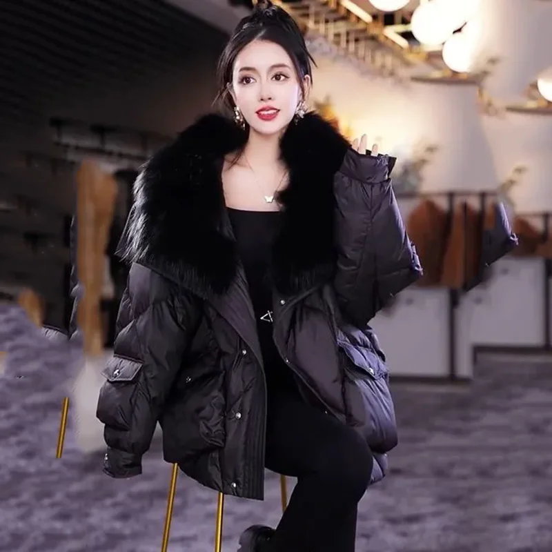 Piumino in stile europeo con ampio collo in pelliccia, popolare e alla moda, che supera lo stile Lingge, inverno da donna nuovo 2025