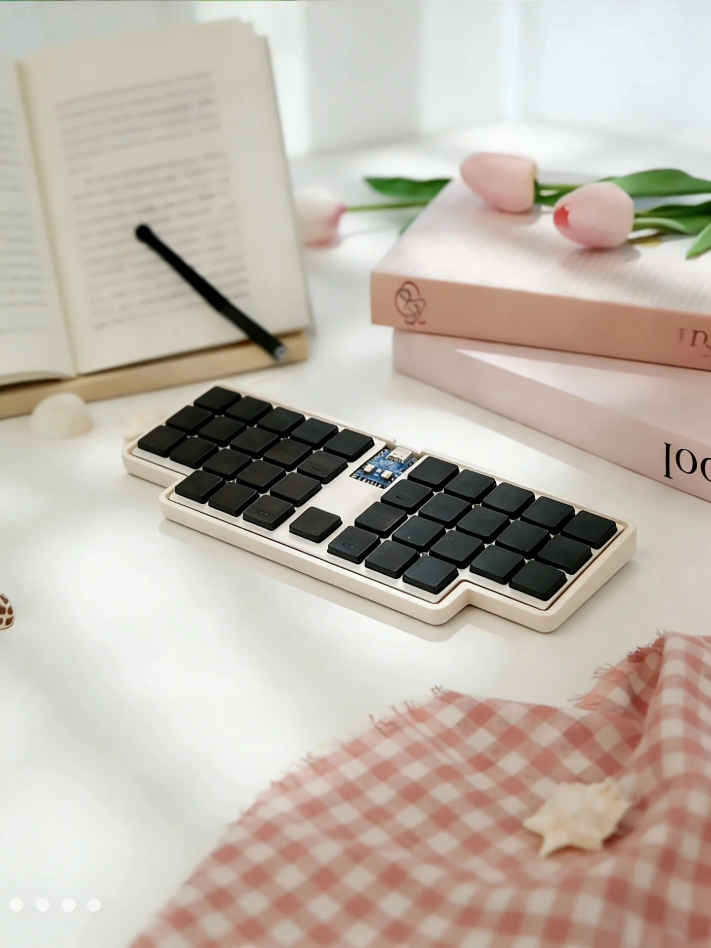Custom Mini 36-Key Layout Low Profile Pocket Ultra-Thin Portable Mini Keyboard Compact Travel Professional Gift.
