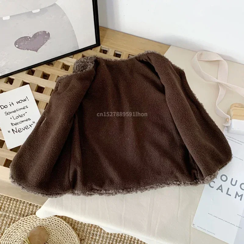 Herbst-Winter-Weste aus Lammwolle mit Samtfutter für Mädchen und Jungen, Plüschweste, einreihig, V-Ausschnitt, warmer, modischer Mantel für Kinder – Detail 1