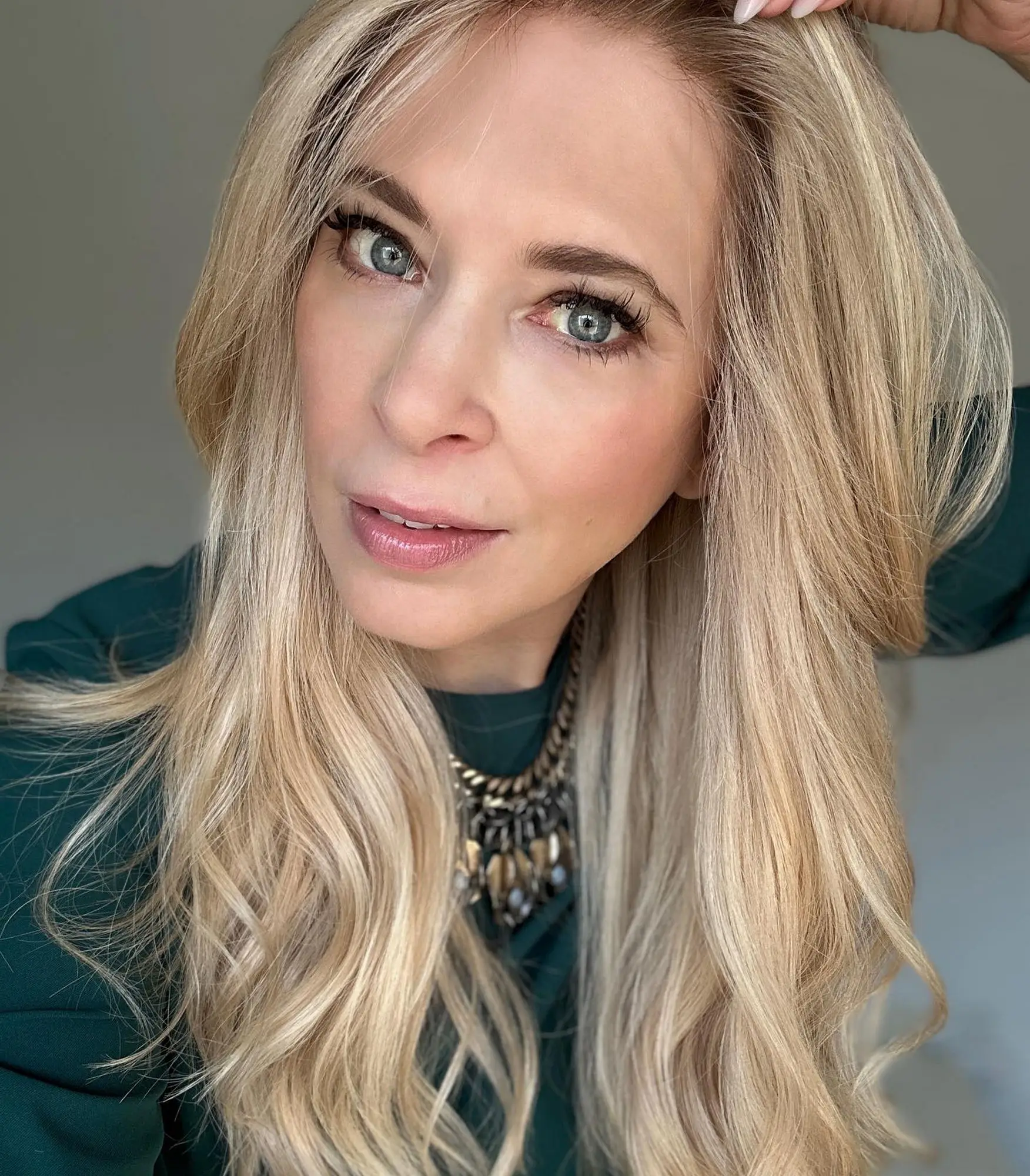 شعر مستعار عالي الكثافة 13x4 أومبير الرماد شقراء الدانتيل شعر مستعار أمامي ألياف مقاومة للحرارة شعر مستعار موجة طبيعية غلويليس غطاء كبير صغير الحجم