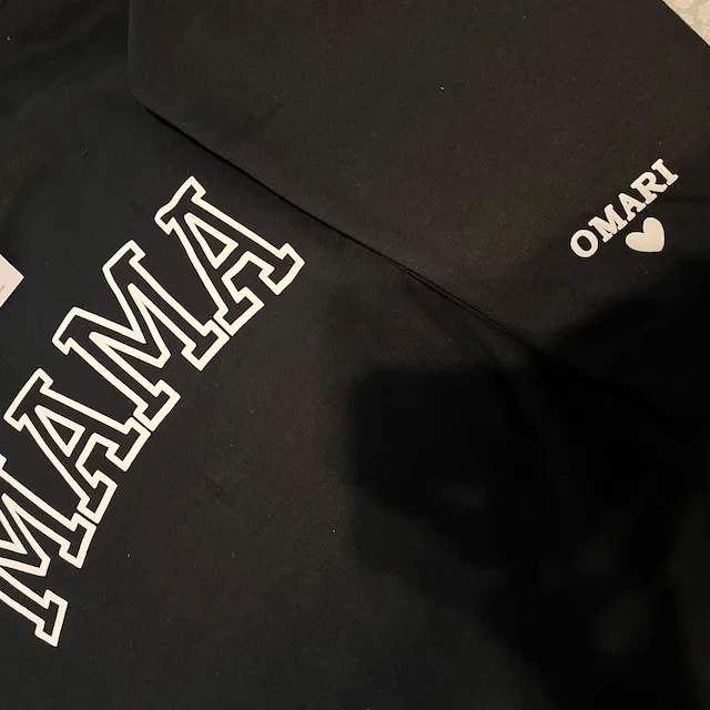 Sudadera de mamá personalizada con nombres de niños en la manga, suéter de mamá fresco minimalista, regalo de cumpleaños para mamá