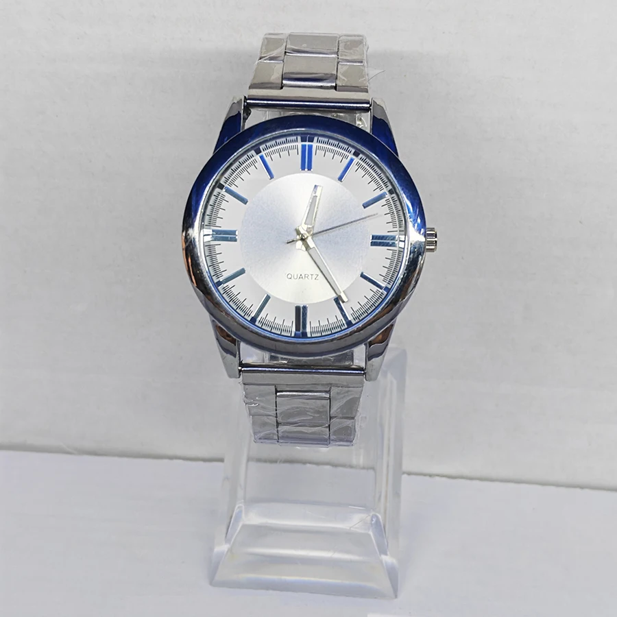 ساعة كوارتز رجالية عادية من الفولاذ المقاوم للصدأ ساعة يد رجال الأعمال خفيفة فاخرة بمقياس روما ساعة قابلة للطي