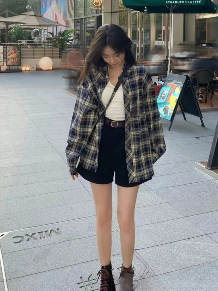 เสื้อผู้หญิงลายสก็อตสไตล์ Y2K ป้องกันแสงแดด แนวฮาราจูกุ วินเทจ กระดุมแถวเดียว สไตล์กรันจ์ พรีปปี้ ลำลอง มีกระเป๋า