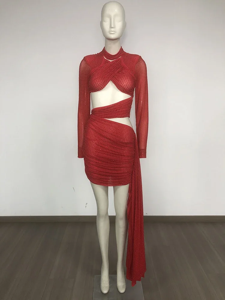 فستان قصير مثير بأكمام طويلة شبكي مرصع بالألماس ومزين بالترتر للنساء باللون الأحمر ورقبة عالية مكشكشة فساتين الحفلات المسائية للمشاهير