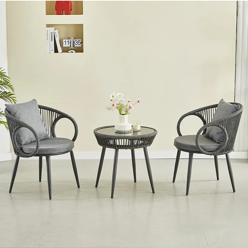 كراسي الروطان الخارجية، والشرفة الترفيهية، وطاولات الطعام والكراسي خارج شرفة الفناء في إقامة المنزل في الفندق #2