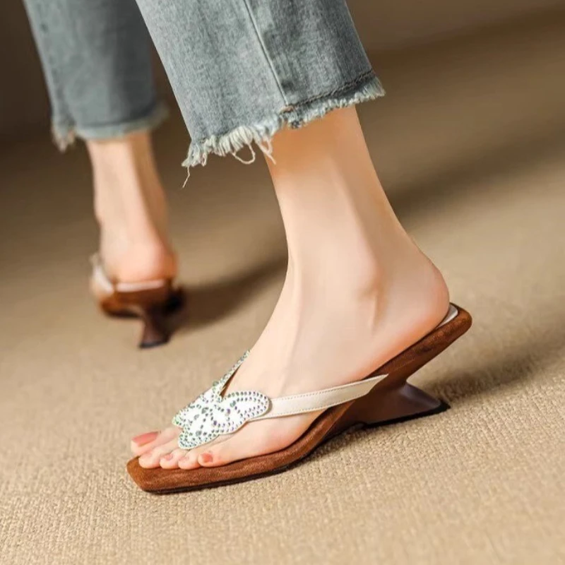 فراشة حجر الراين اللمحة تو الكعوب رقيقة النعال النساء الصيف الفاخرة العلامة التجارية صندل كعب عالٍ السيدات النعال خارج عادية