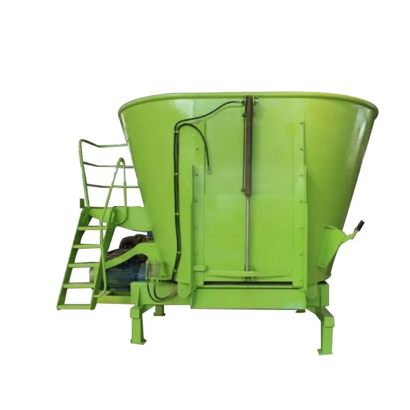Straw feed mixer Cattle and sheep feed crushing and mixing machine