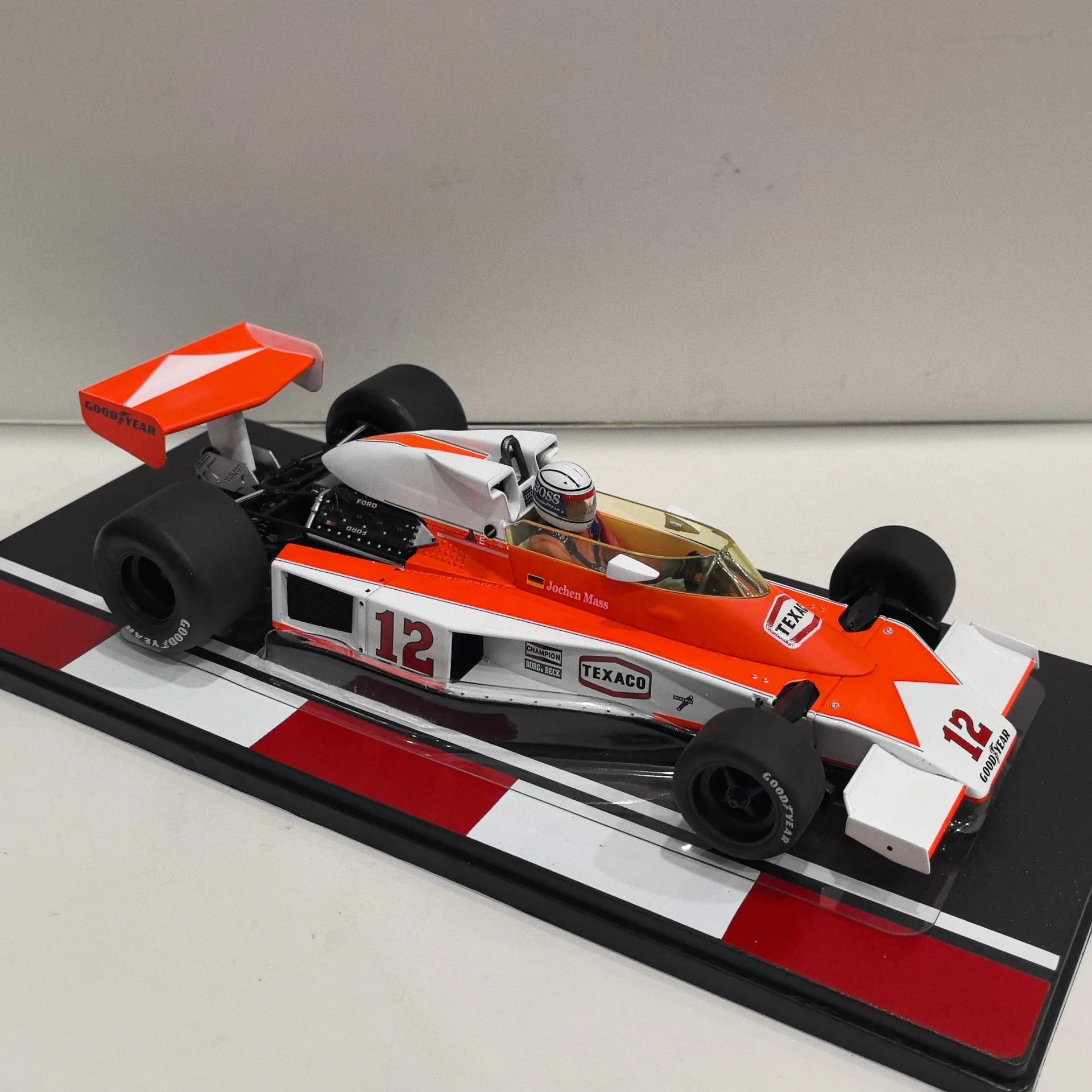 다이캐스트 MCG 1/18 Slcae 맥라렌 포드 M23 # 12 1976 F1 D3W5 맥라렌 포뮬러 자동차 합금 자동차 모델 소장 장난감 선물 기념품