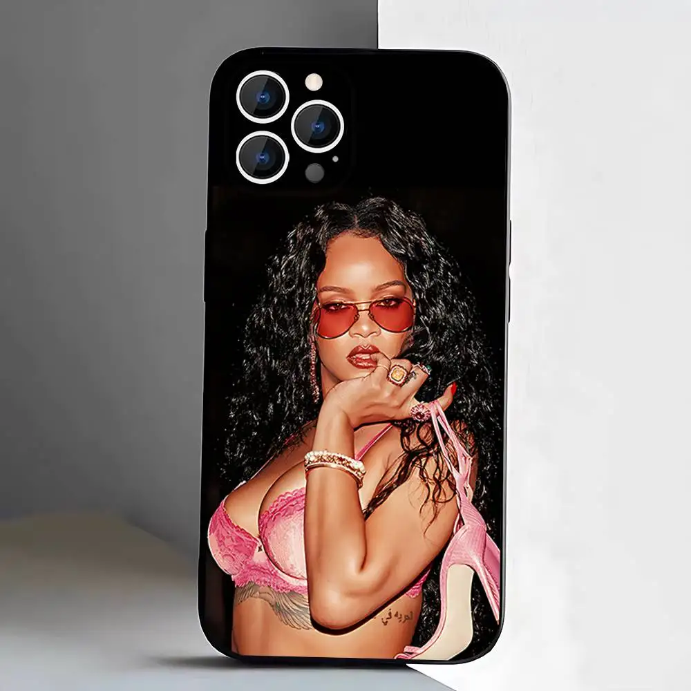 R-Rihanna-Singer iPhoneケース iPhone 17、16、15、14、13、12、Pro、Max、Plus、E、SE4、Air、Mini対応 ブラック ソフトケース