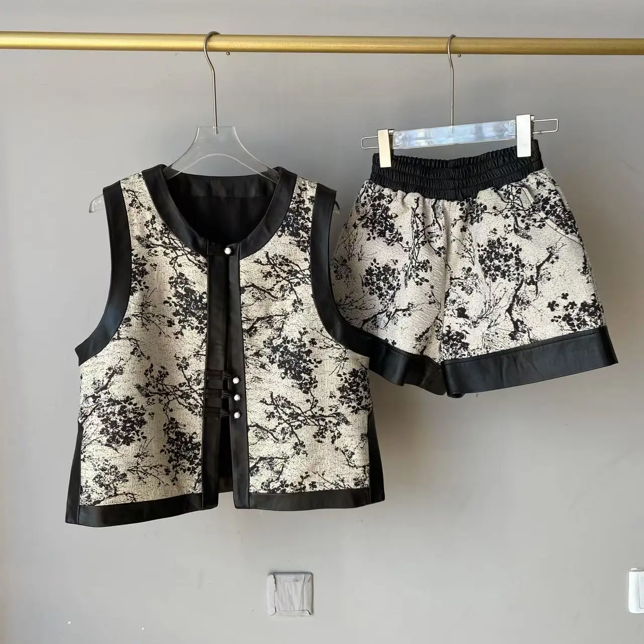 

Faionable Women's eepskin Leather Vest Svel Versatile ort Sle round Ne Single Button Closure Commute Sle Coat