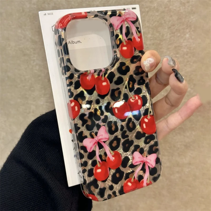 INS Nette Bowknot Leopard Print Kirsche Bowknot Telefon Fall Für iPhone 16 15 14 13 12 Pro Max Laser schutzhülle Zurück Abdeckung Funda