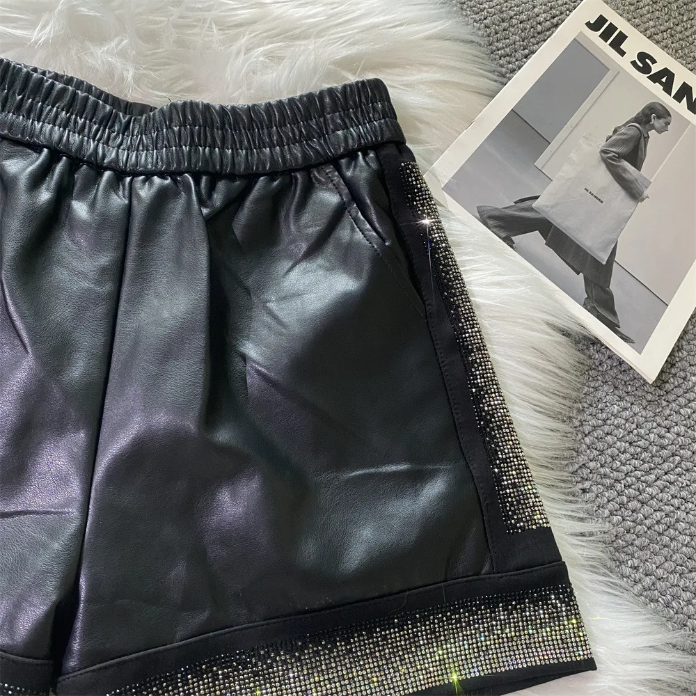 Pantaloncini in pelle forati a caldo per donna 2025 Autunno Inverno Nuovi pantaloncini per stivali da indossare esterni a vita alta in pelle PU larghi a gamba larga