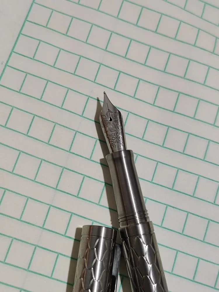 

Hot Titanium Alloy Ultra-light Chinese Knot Soft Tip 35mm Pen Large Capacity Refill Signature Fountain Pen Iridium Gold F Bock62