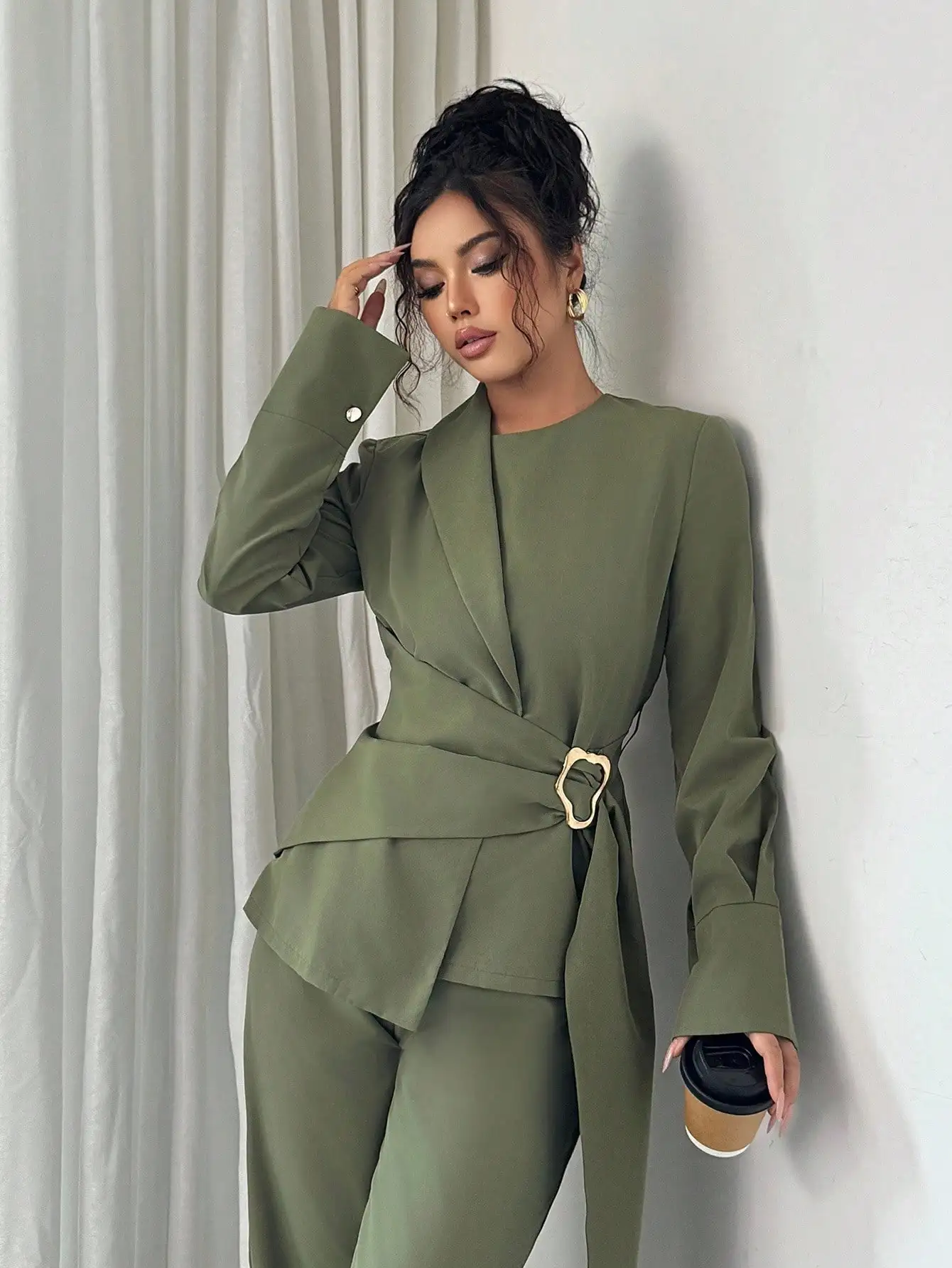 

Женский комплект из двух предметов: блейзер с длинными рукавами и широкие брюки однотонного цвета