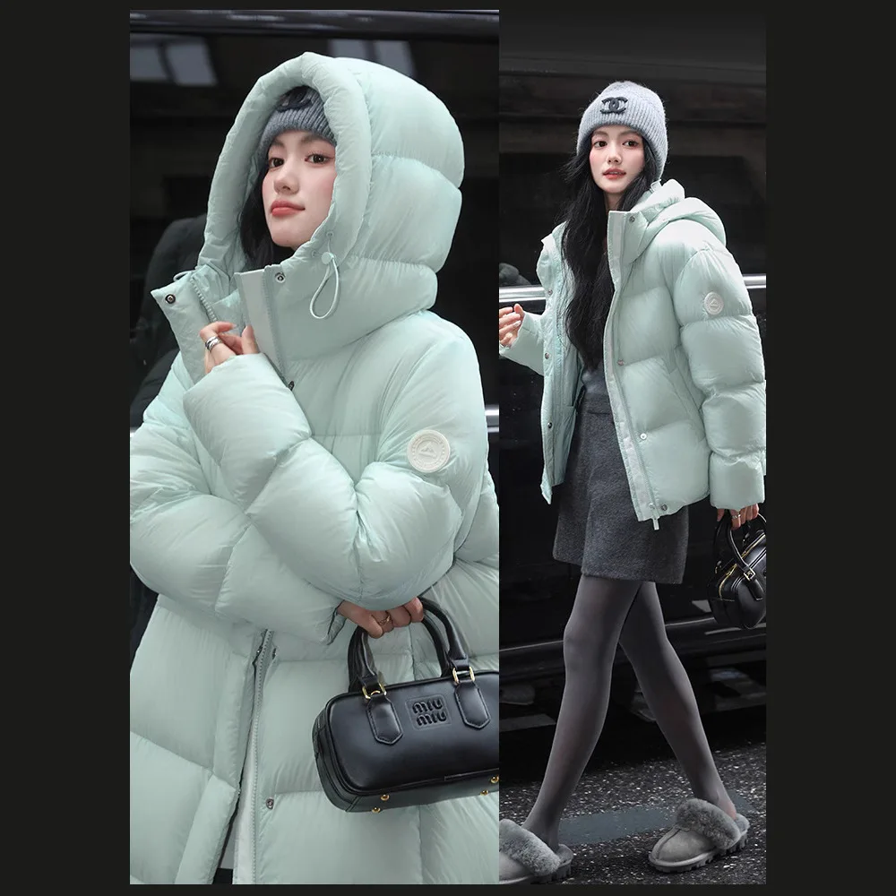 سترة بغطاء للرأس طويلة وقصيرة مقاومة للبرودة للنساء في شتاء 2025، طراز جديد عصري مع حزام ذراع سميك وأبيض