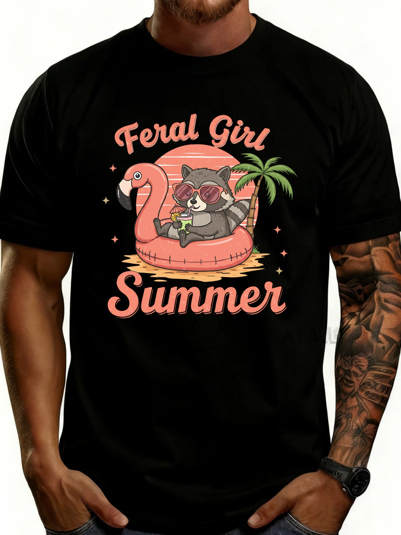 Camiseta informal de verano para hombre con un diseño de una chica salvaje y un mapache sentados en una cama flotante con forma de flamenco, rodeados por palmeras y un patrón de puesta de sol, perfecta para vacaciones en la playa y conjuntos para clima cálido, un regalo ideal para él que ama las temáticas divertidas y originales del verano.