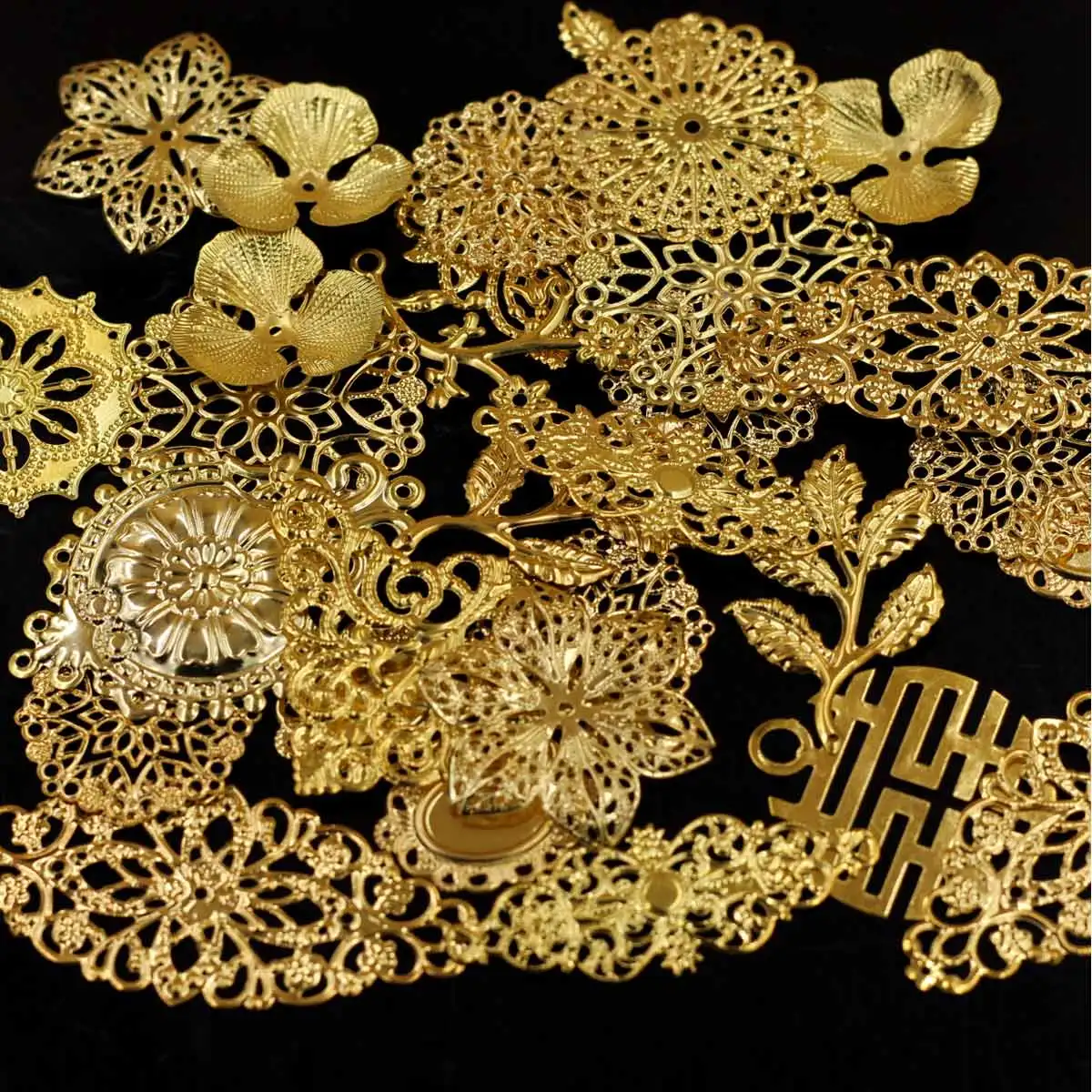 الزينة العشوائية موصلات مطلية بالذهب مثلث زهرة نمط تخريمية يلتف سبيكة الحرفية المجوهرات DIY العثور