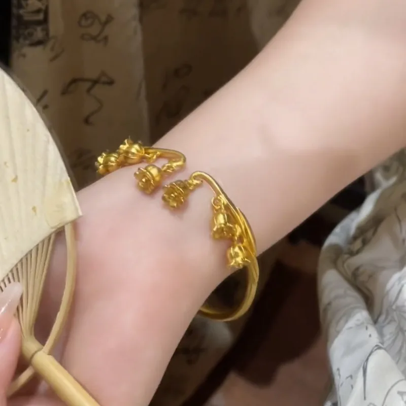 

Женские манжеты с кисточками из 24-каратного золота (AU999) в неокитайском цвете | Матовые позолоченные двухцветные лепестки, долотое Chu Ci для сбора каллиграфии