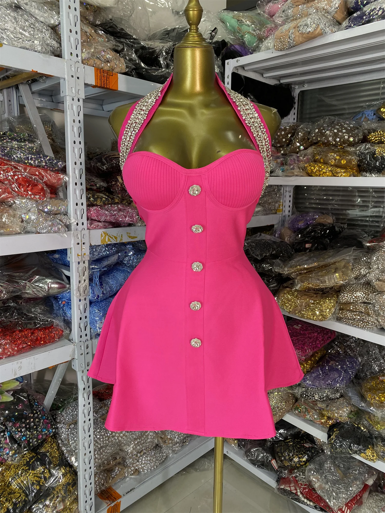 

Оптовая продажа с фабрики: Вечернее клубное платье А-силуэта мини-длины с бретельками, пайетками, бисером и вязаными чашечками для груди, в стиле знаменитостей