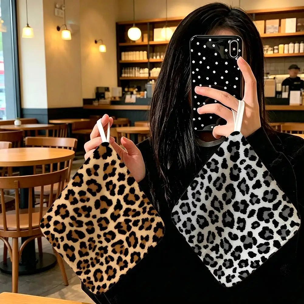 Sexy Leopard Print Polyester Cotton Daily Towel Hanging Kitchen Hand Wiping Cloth Durable for Whole House Use