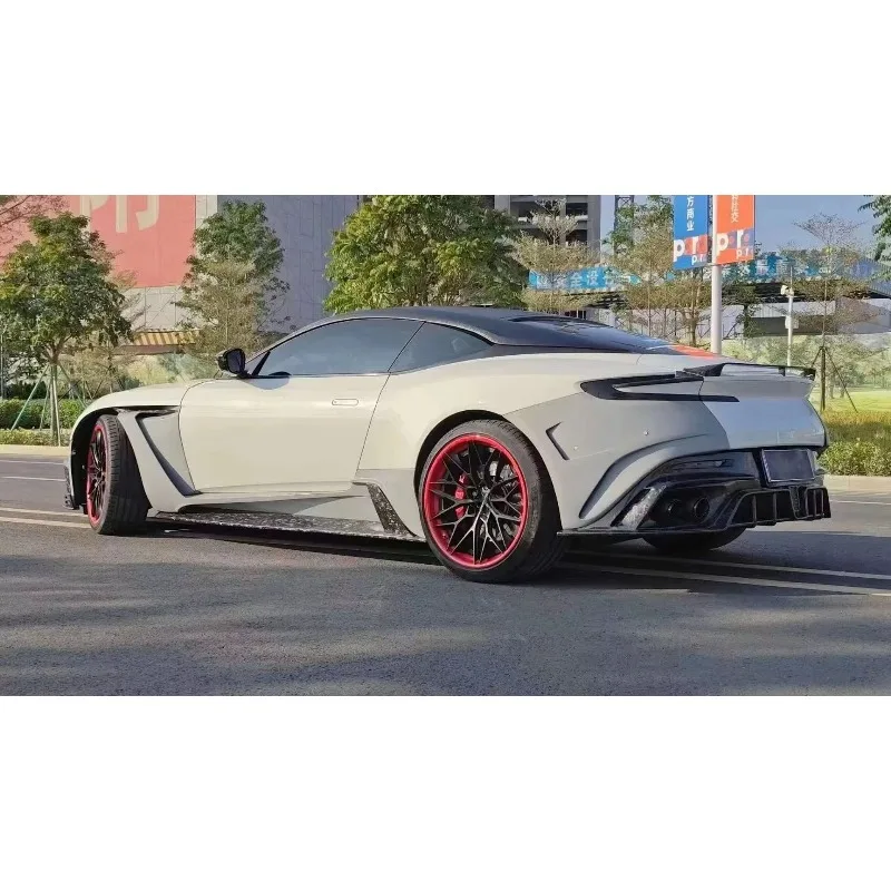 Aston Martin DB11 MSY Stijl Bodykit - Close-up van de carbon weving op de achterspoiler