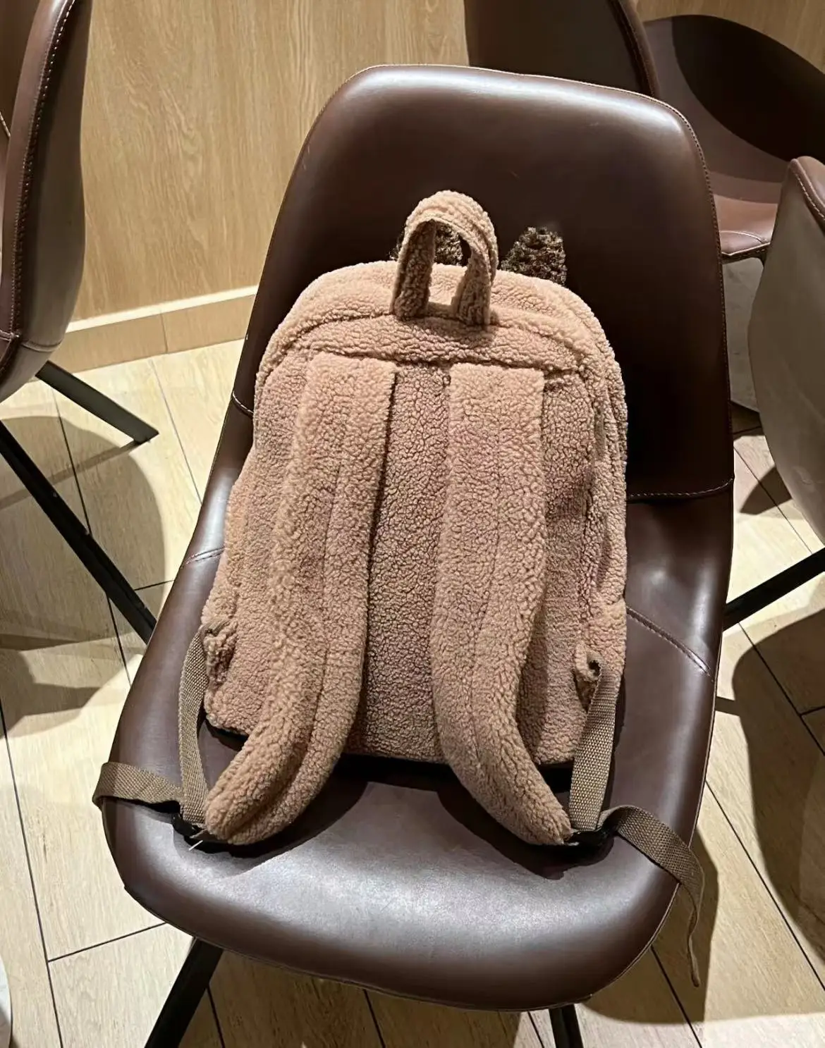 Labubu mochila de lã de cordeiro, bolsa marrom de pelúcia, grande capacidade, mochila de pelúcia delicada, série clássica, bolsas de outono e inverno, pode amarrar