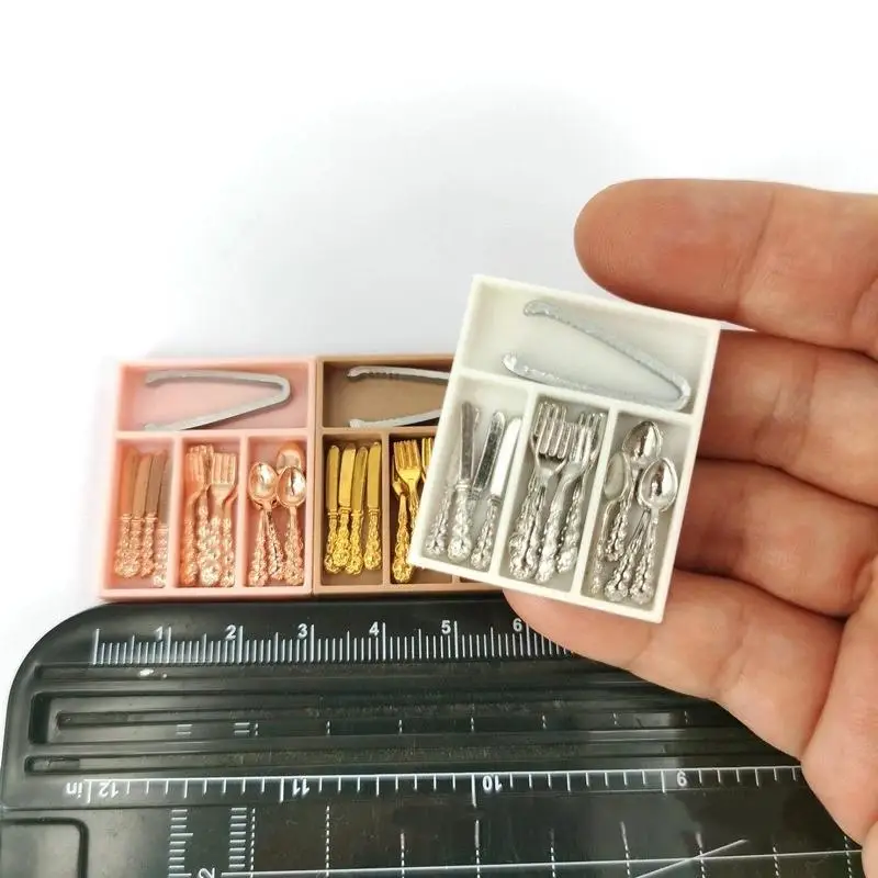 

[YOUU] Набор кухонных принадлежностей для кукольного домика 1/12: миниатюрные ножи, вилки, ложки, приборы с коробкой для хранения