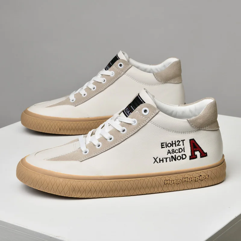 أحذية بيضاء للرجال عصرية ومريحة ذات قاع مسطح ومطرزة وخفيفة الوزن وفاخرة لزيادة الارتفاع أحذية رياضية ترفيهية