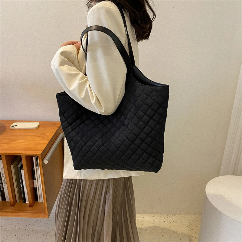 Women\'s Fashion Shoulder Bag Large Capacity Women\'s Bag Folds Rhombus Embroidery Thread Underarm Bag Handbags Tote Bags