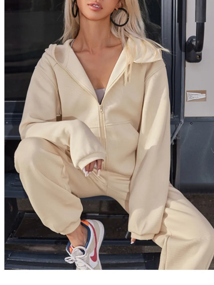 ชุดเซ็ตสองชิ้น เสื้อแขนยาวมีฮู้ดสีพื้นเรียบง่ายสำหรับฤดูใบไม้ร่วงและฤดูหนาว พร้อมกางเกงขายาวผูกเชือก สไตล์ลำลองใส่สบายสำหรับผู้หญิง