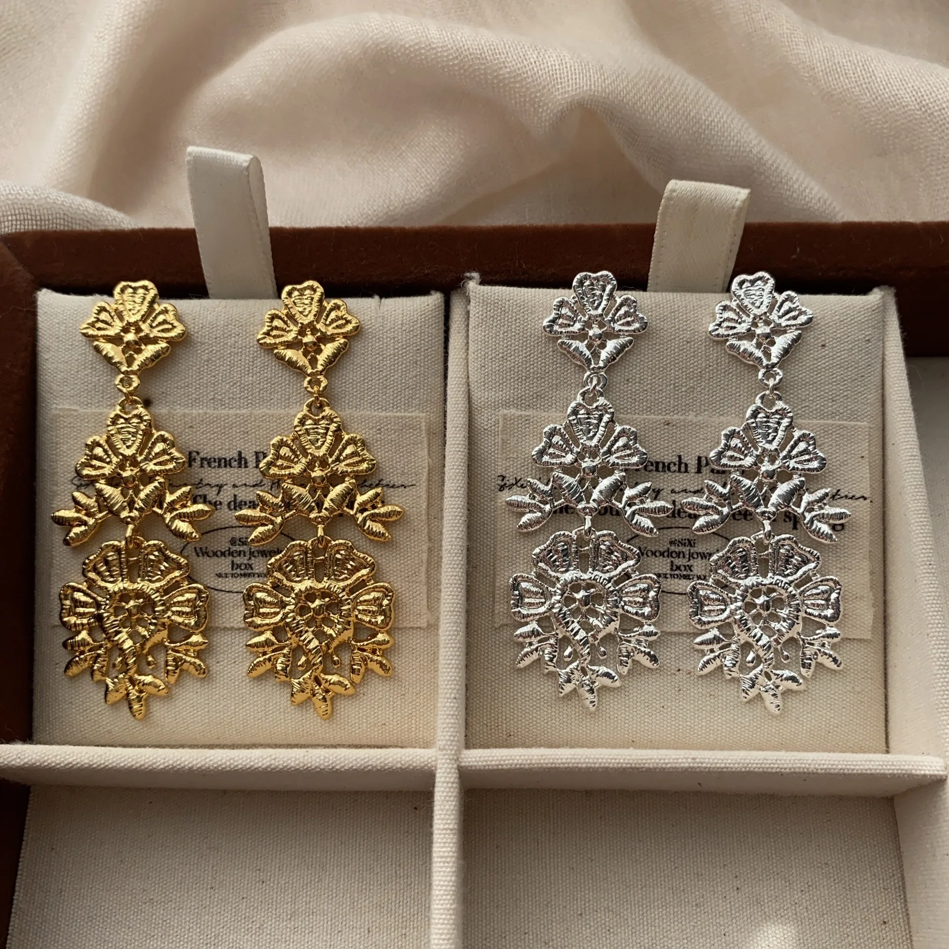 

Retro lace pattern, three-dimensional flower earrings, ladies' light luxury and stylish minimalist ear accessories