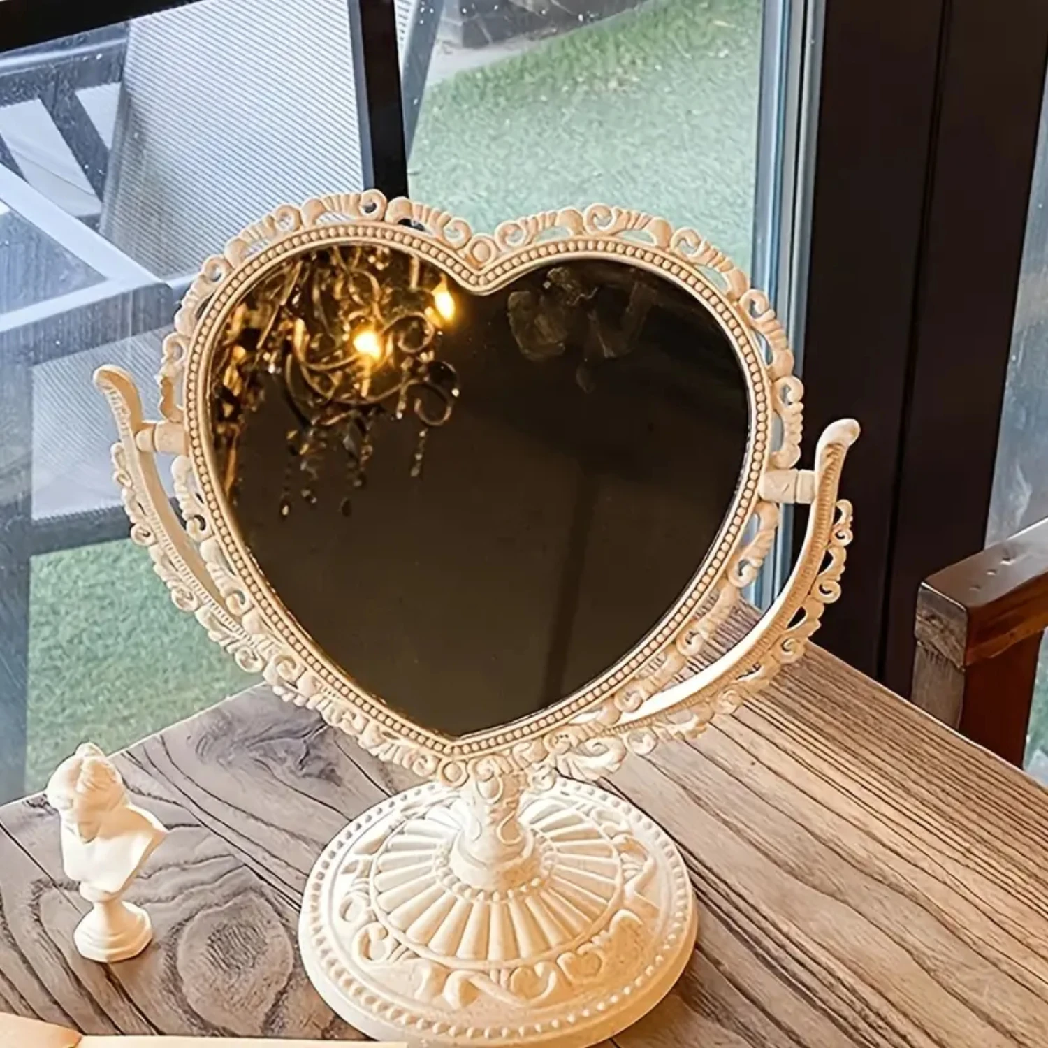 

Heart-Shaped Makeup Mirror Retro European Single-Sided Makeup Mirror 360-degree Rotating Desktop Makeup Tool