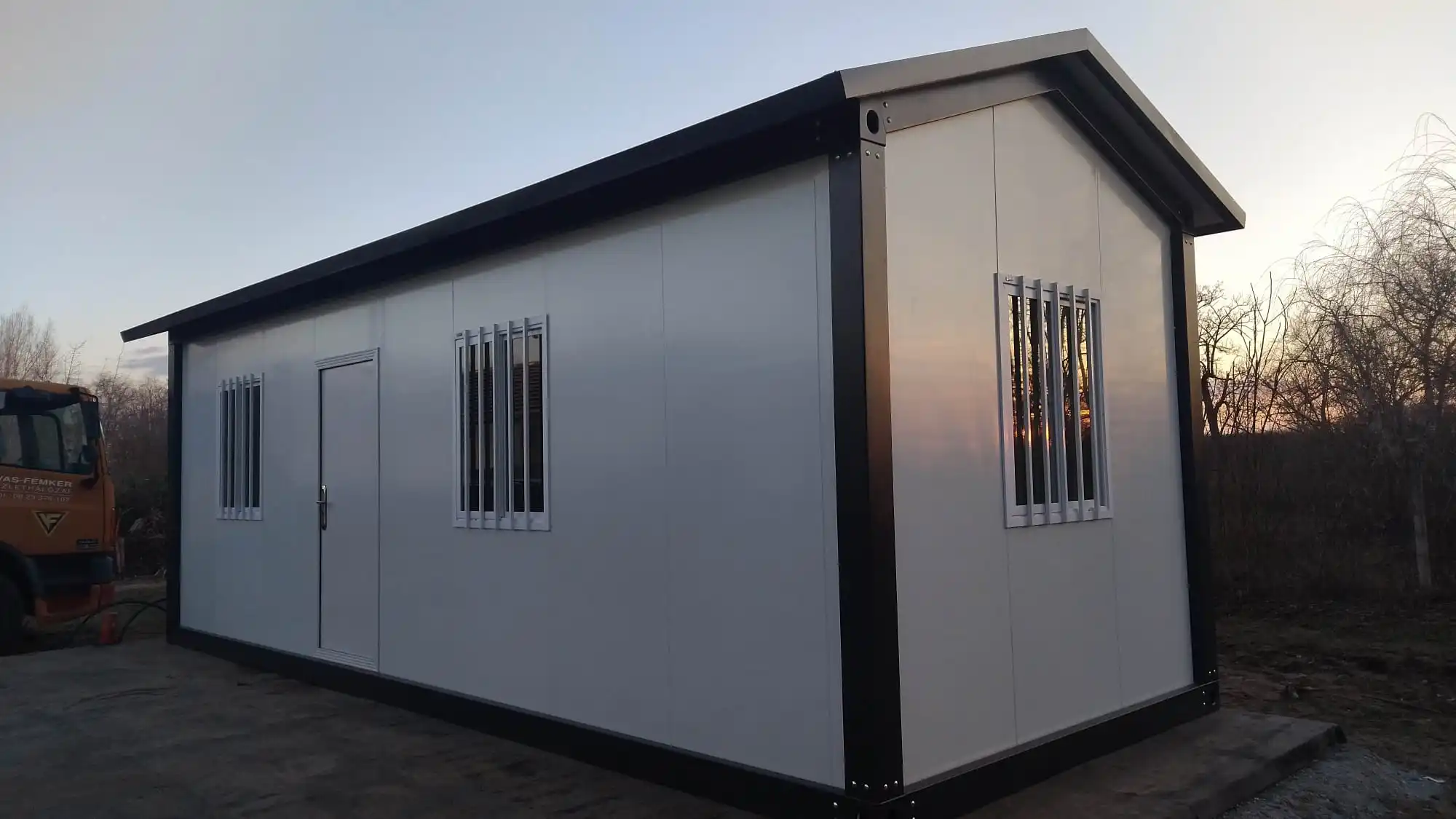 

Peaked-Roof Mobile Prefabricated House Durable Portable Cabin for Outdoor Camping Traveling