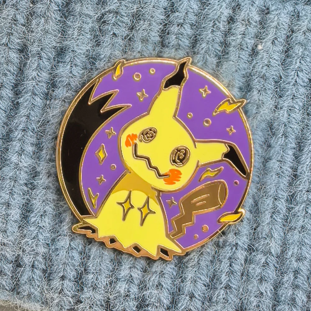 Mimikyu Abzeichen Anime Geistermonster Anstecknadeln Japanisches Spiel Anhänger Broschen für Tasche Rucksack Kleidung Revers ACG Cosplay Spielzeug Geschenk Deko – Detail 5