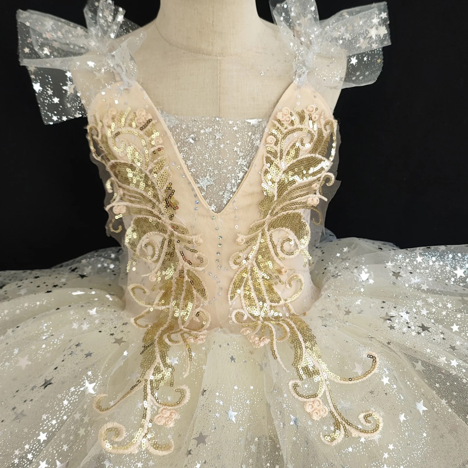 

Kids Girls Ballet Dance Outfit Ruffled Sleeves Shiny Sequin Tulle Tutu Dress with Headwear Cuffs for Stage Performance Dresses