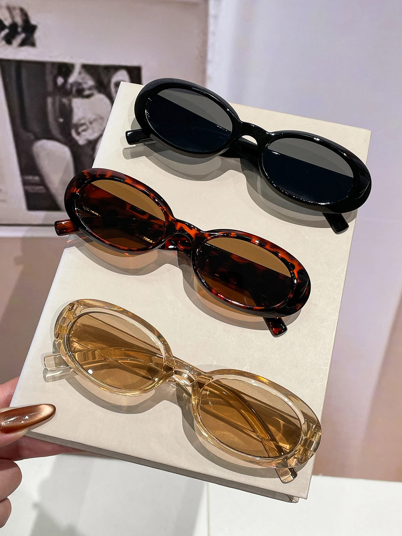 แว่นตาแฟชั่นกรอบรูปไข่ 3 ชิ้น สำหรับทุกเพศ เหมาะสำหรับการจับคู่ในชีวิตประจำวันและการถ่ายภาพแนวสตรีท แว่นตาสไตล์ยุโรป