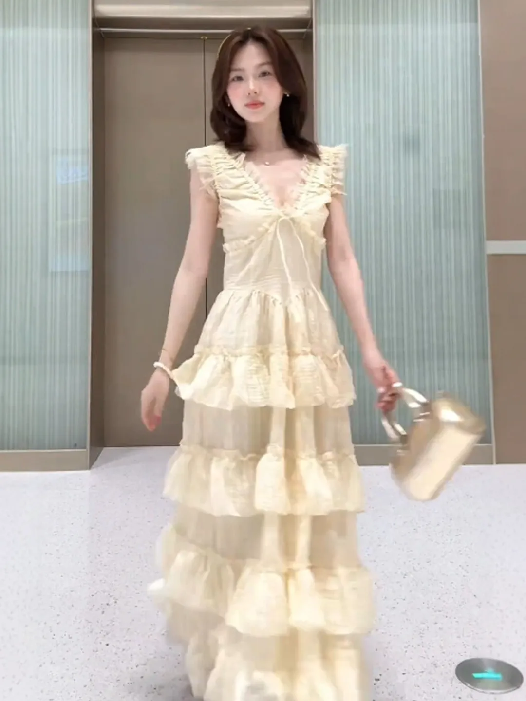 

Summer Soft Style V-Neck Waist-Cinched Cake Dress Unique Design French Style Cotton Blend Midi Dress for Women