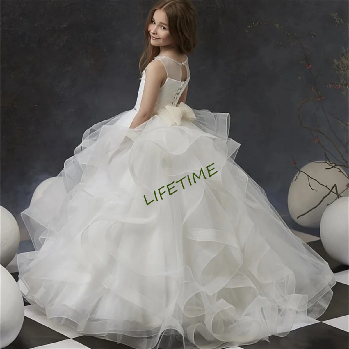 

Elegant White Tulle Ruffles Flower Girl Dresses For Wedding 2023 Sleeveless O-Neck Sparkly Beaded Princess First Communion Gowns